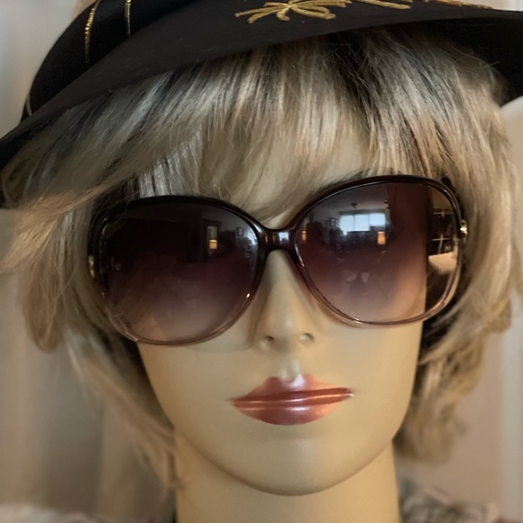 Meet your Posher, Bobbi - Picture 2 of 3